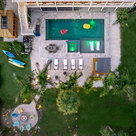 No 1 Largest Tampa Private Compound, 11Br Sleeps 40 Villa